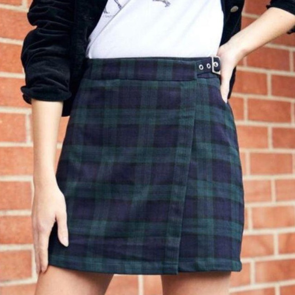 brandy melville dark green plaid skirt with adjustable buckle, size xs-m